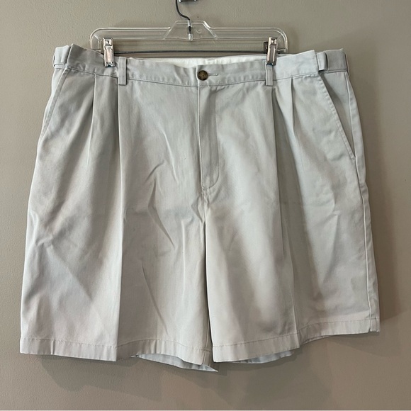 LL Bean Mens Comfort Waist Khaki Shorts‎ Beige Size 42 Cotton Pleated 8" Inseam - Picture 1 of 16